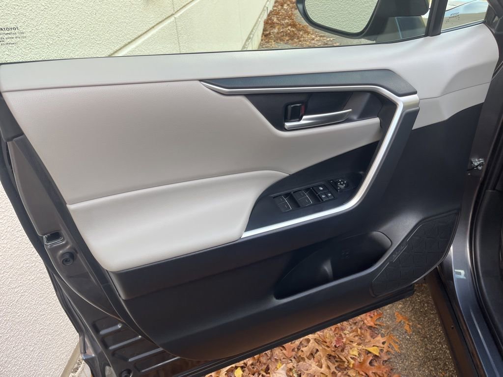 Used 2025 Toyota RAV4 XLE image 17