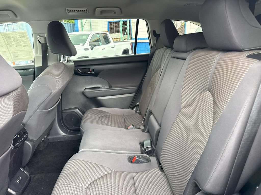 Used 2025 Toyota Highlander LE FWD image 10