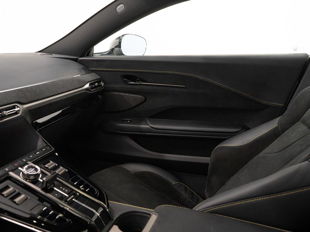 Used 2025 Aston Martin V8 Vantage Coupe image 22