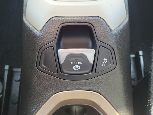 Used 2017 Jeep Renegade Latitude FWD image 20