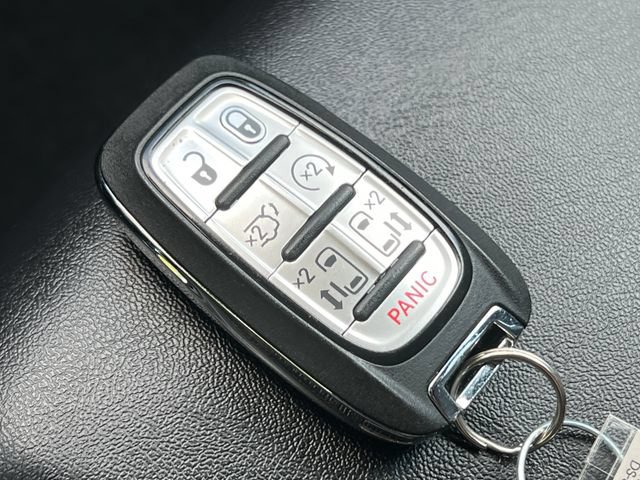 Used 2025 Chrysler Pacifica Select w/ Uconnect Theater Family Group AWD/4WD image 35