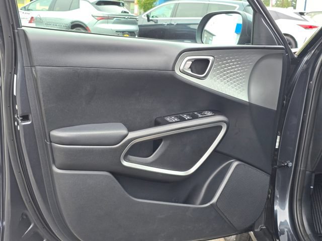 Certified 2025 Kia Soul LX w/ LX Technology Package FWD image 24