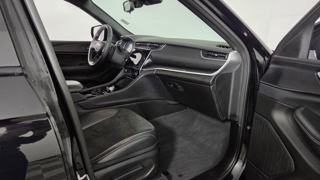 Used 2023 Jeep Grand Cherokee Altitude image 36