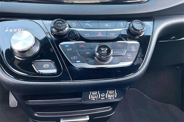 Used 2025 Chrysler Pacifica Select image 16