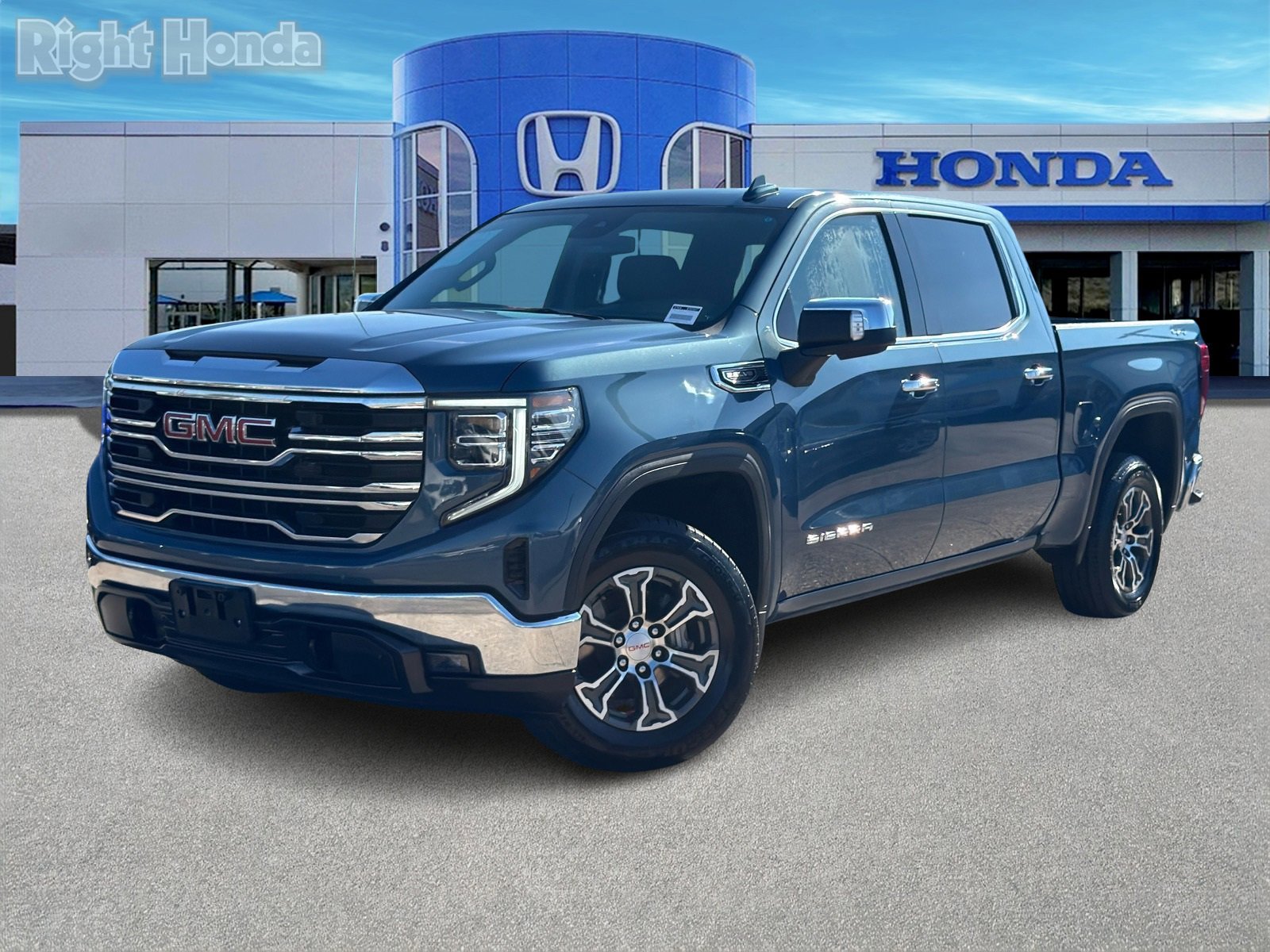 Used 2024 GMC Sierra 1500 SLT image 2
