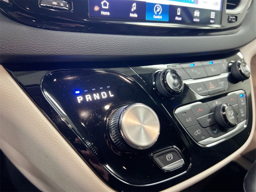 Used 2024 Chrysler Pacifica Touring-L image 16