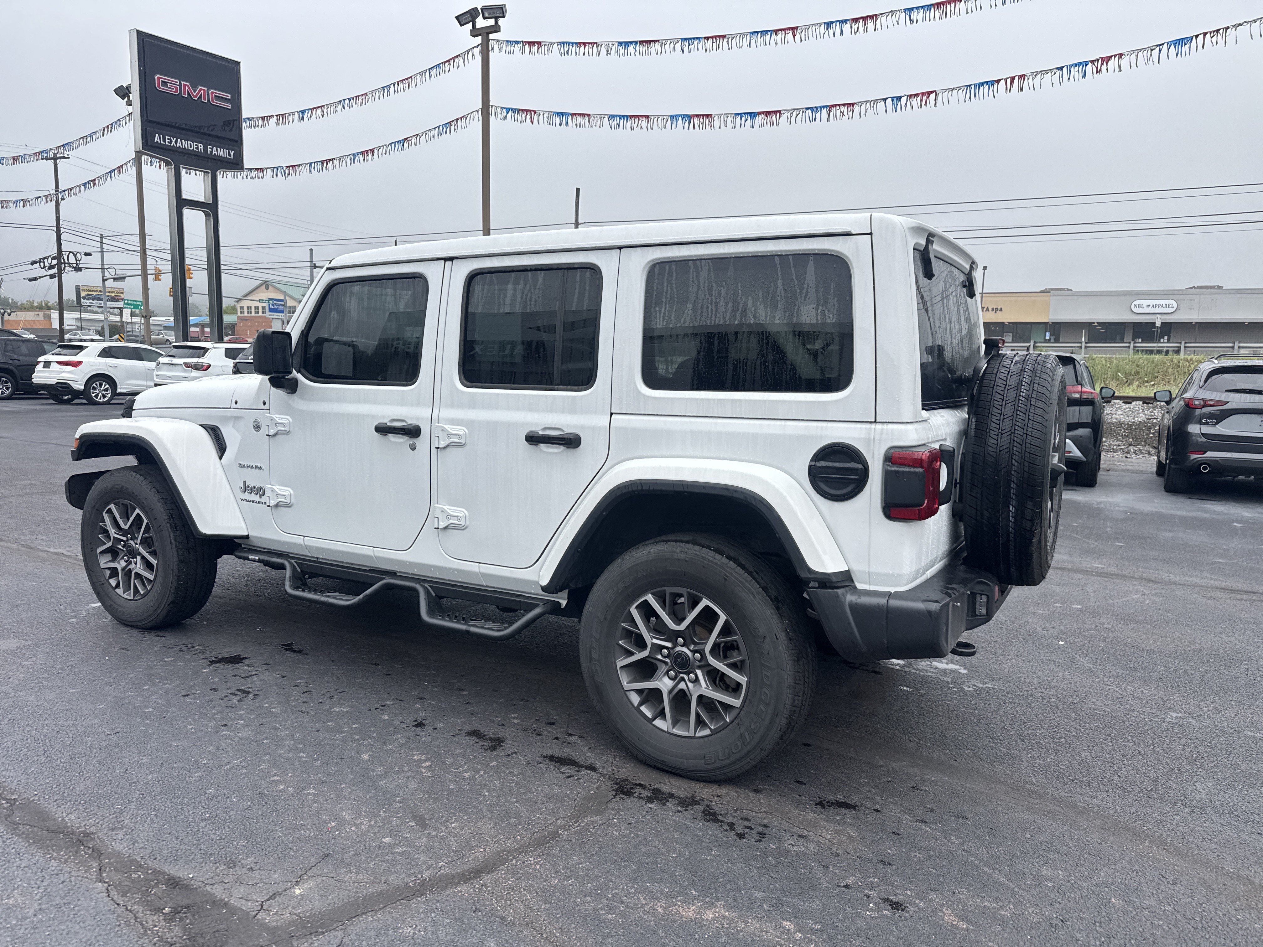 Used 2024 Jeep Wrangler Unlimited Sahara w/ Technology Group AWD/4WD image 6