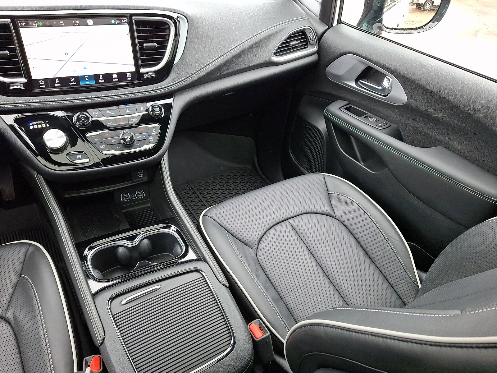 Used 2025 Chrysler Pacifica Premium image 16