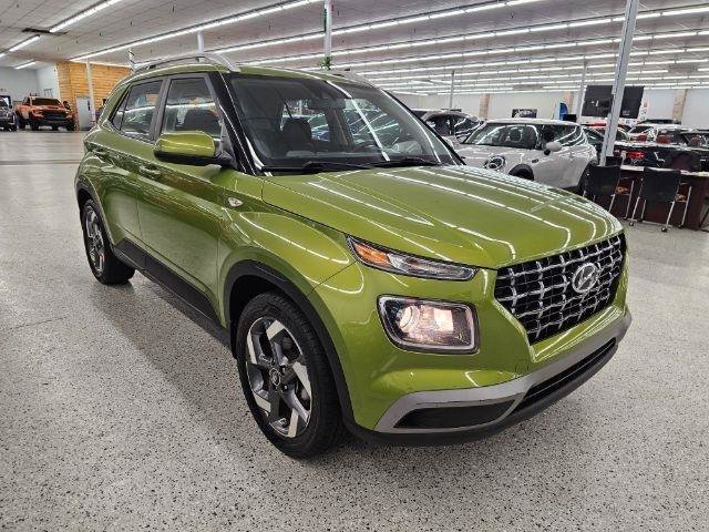 Used 2021 Hyundai Venue SEL FWD image 3