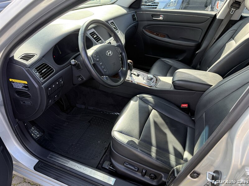 Used 2011 Hyundai Genesis 3.8 w/ Technology Pkg 4 RWD image 9