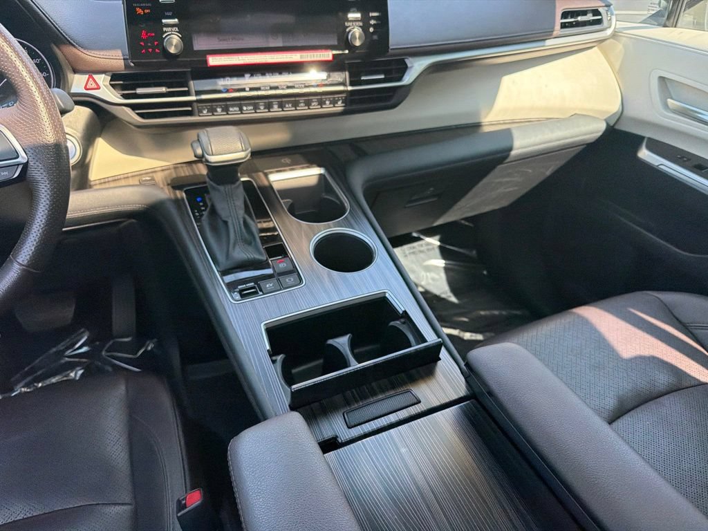Used 2024 Toyota Sienna Platinum FWD image 16