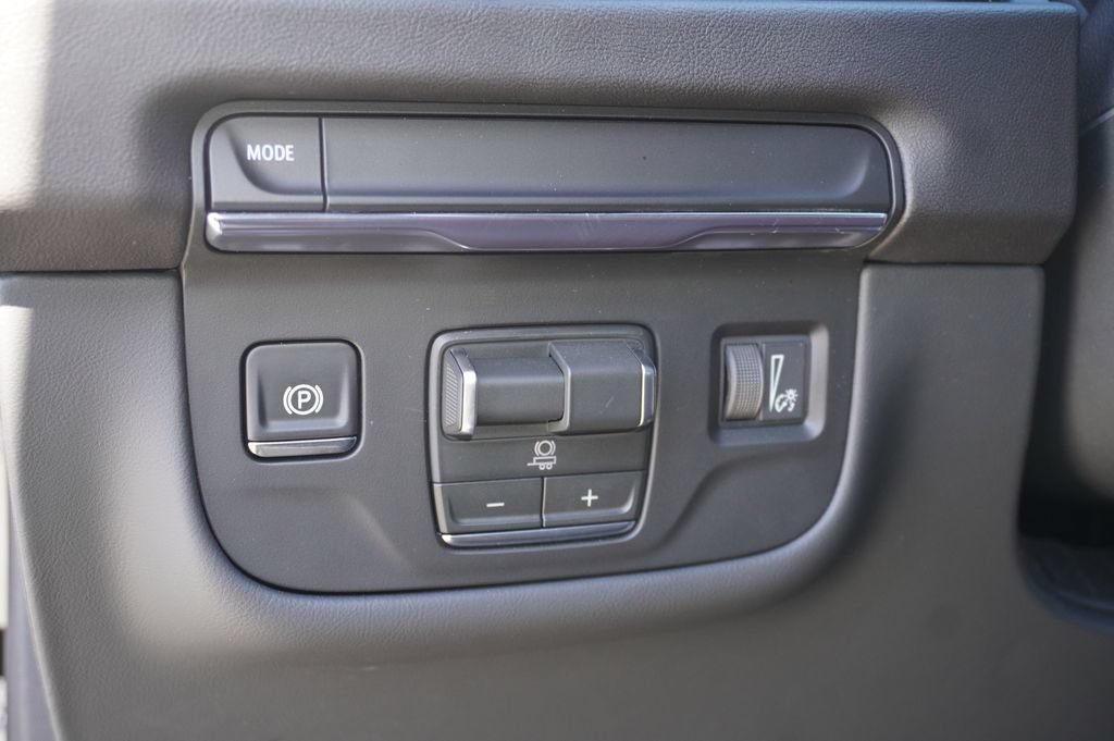 Used 2026 Cadillac Escalade Luxury RWD image 16