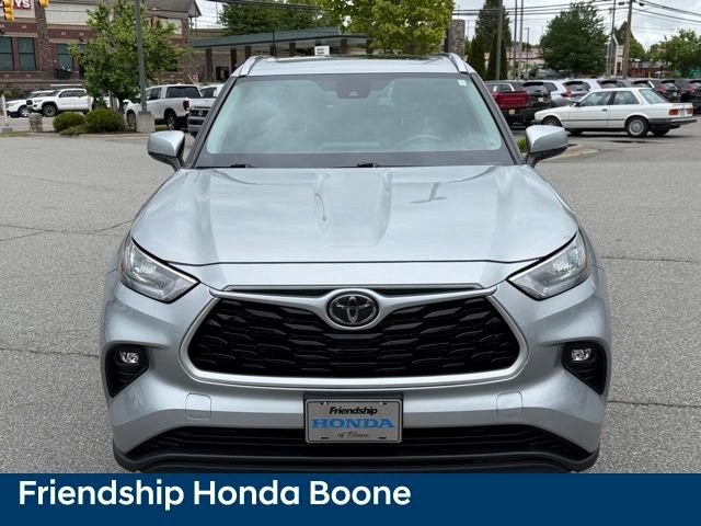 Used 2020 Toyota Highlander XLE AWD/4WD image 2