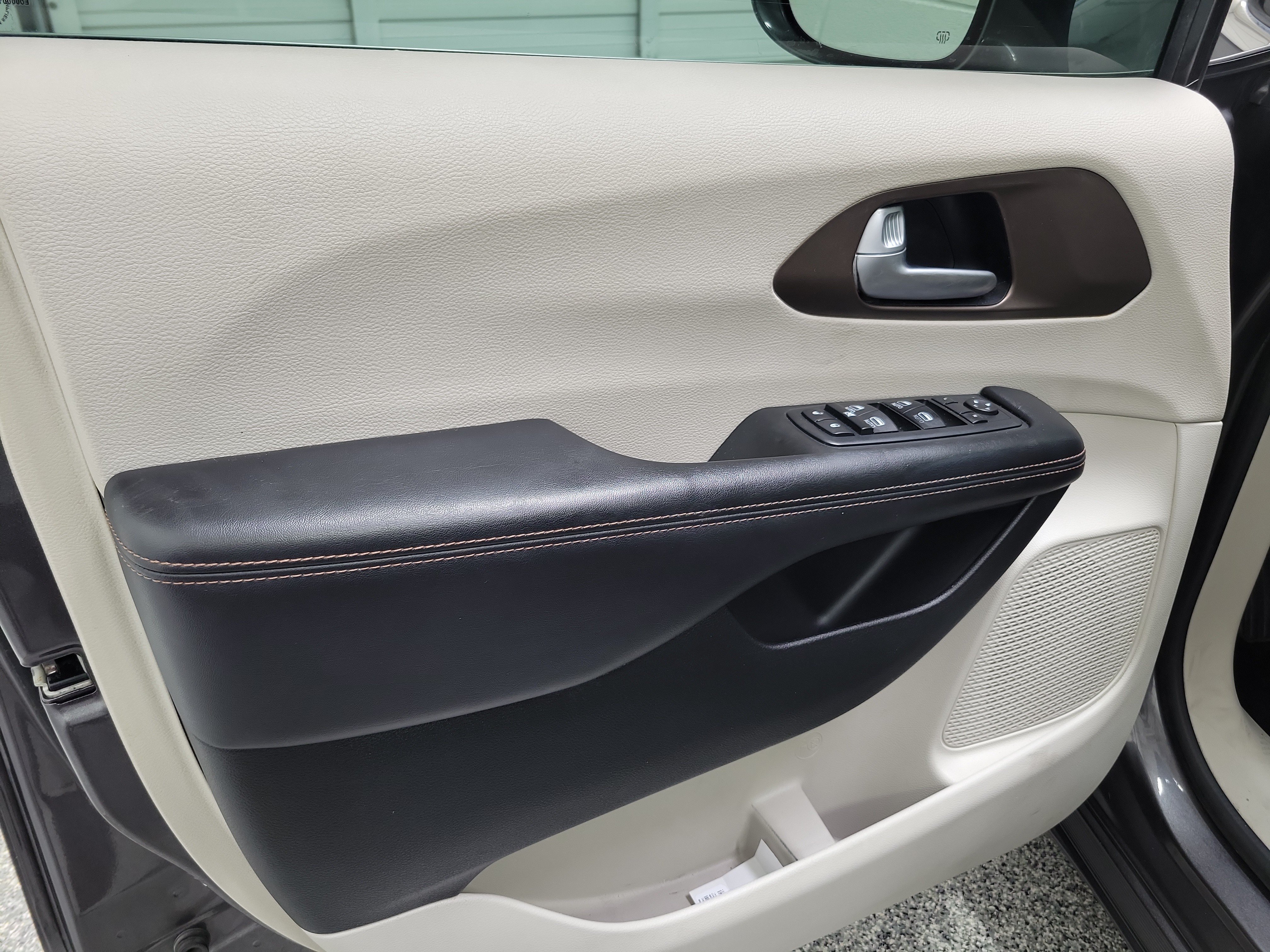 Used 2017 Chrysler Pacifica Touring-L Plus w/ Tire & Wheel Group FWD image 23