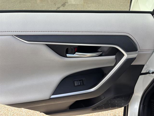 Used 2022 Toyota RAV4 Limited image 17