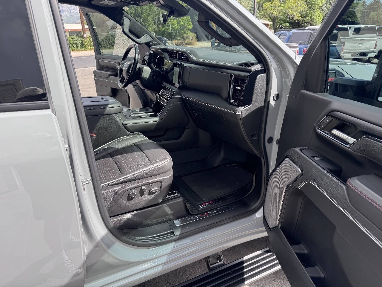 Used 2024 GMC Sierra 2500 AT4X AWD/4WD image 33