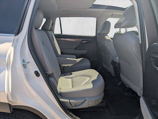Used 2021 Toyota Highlander Platinum AWD/4WD image 18