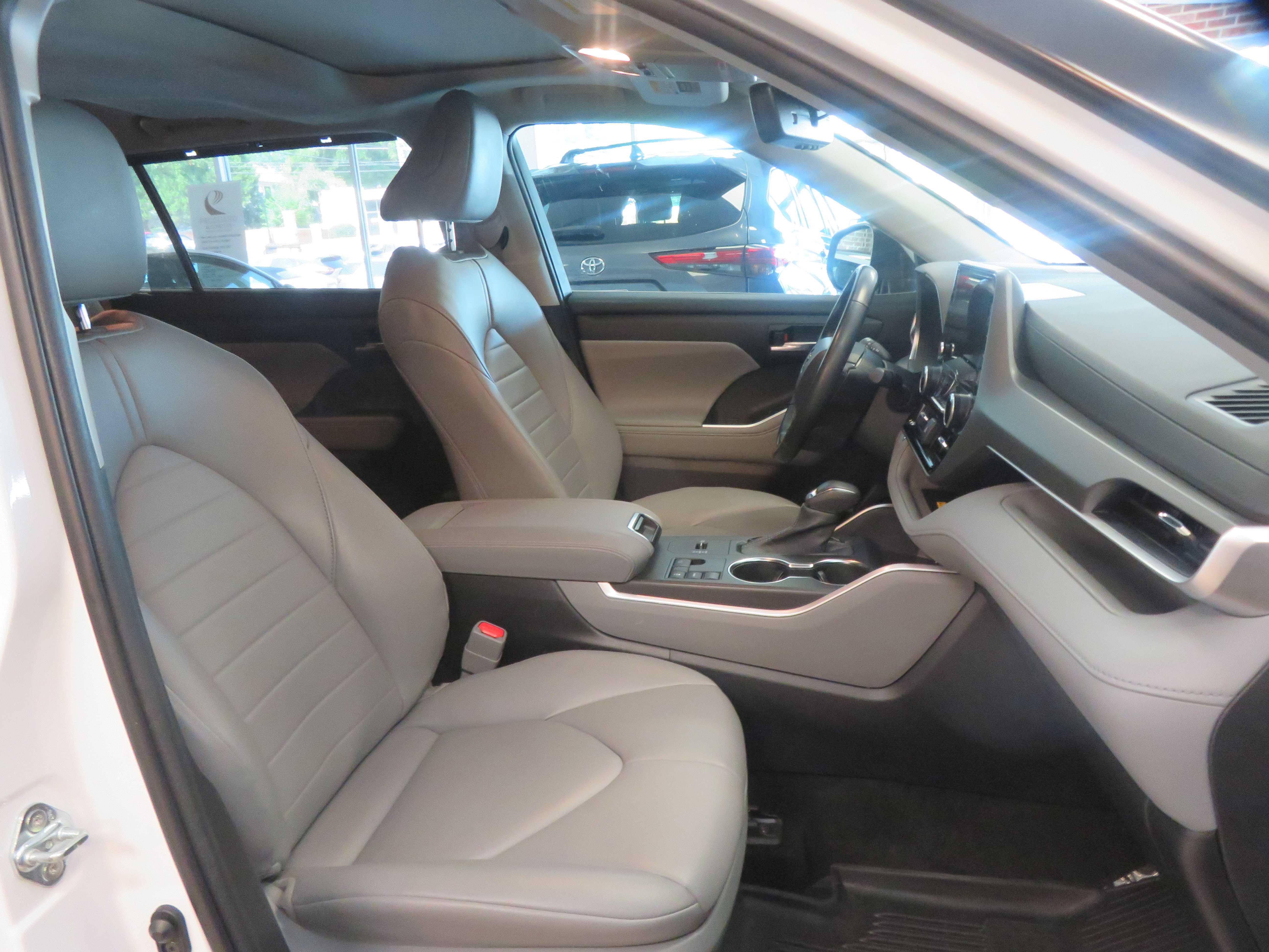 Used 2023 Toyota Highlander XLE FWD image 30