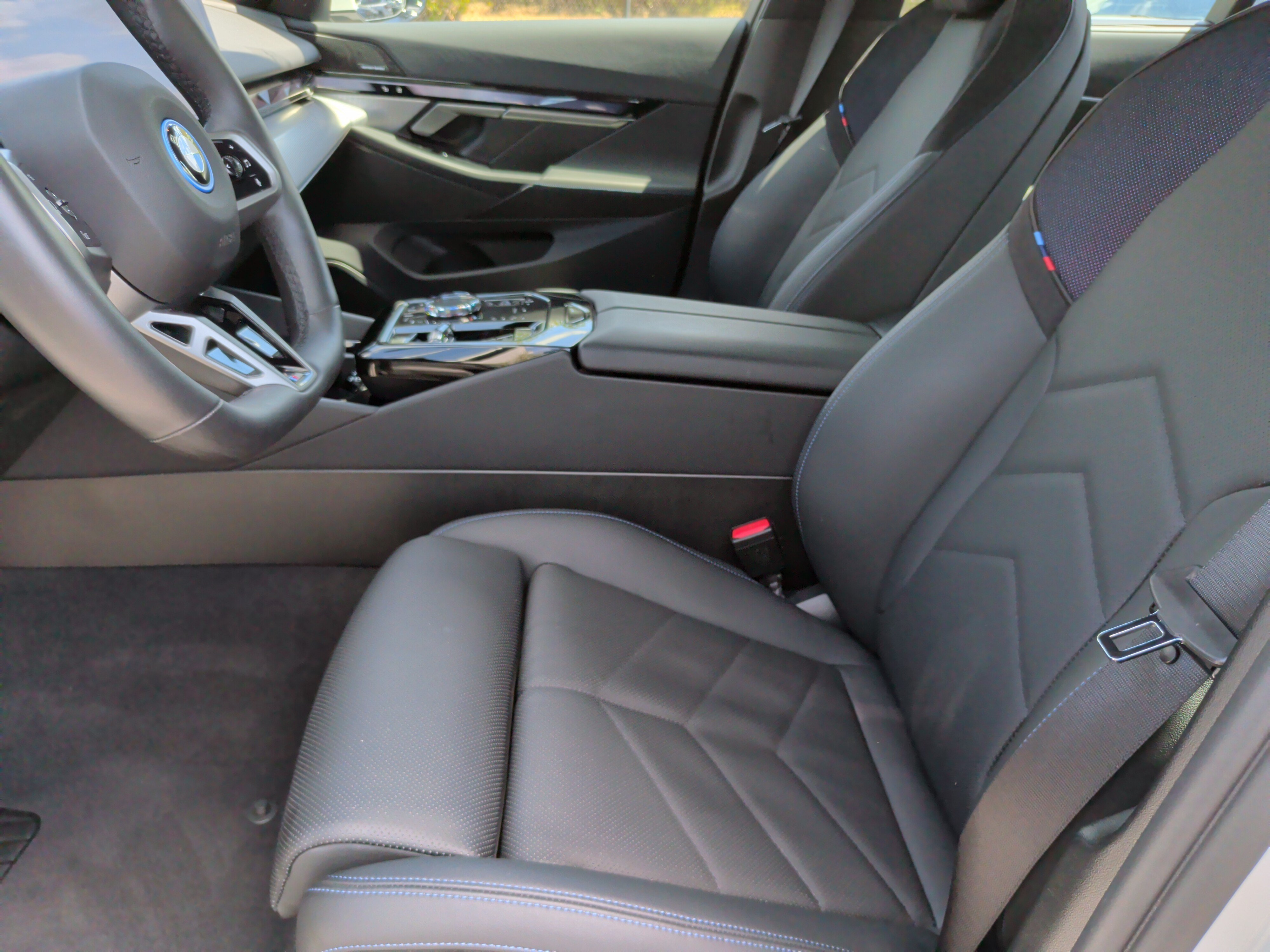Certified 2026 BMW 550e xDrive w/ Executive Package AWD/4WD image 28