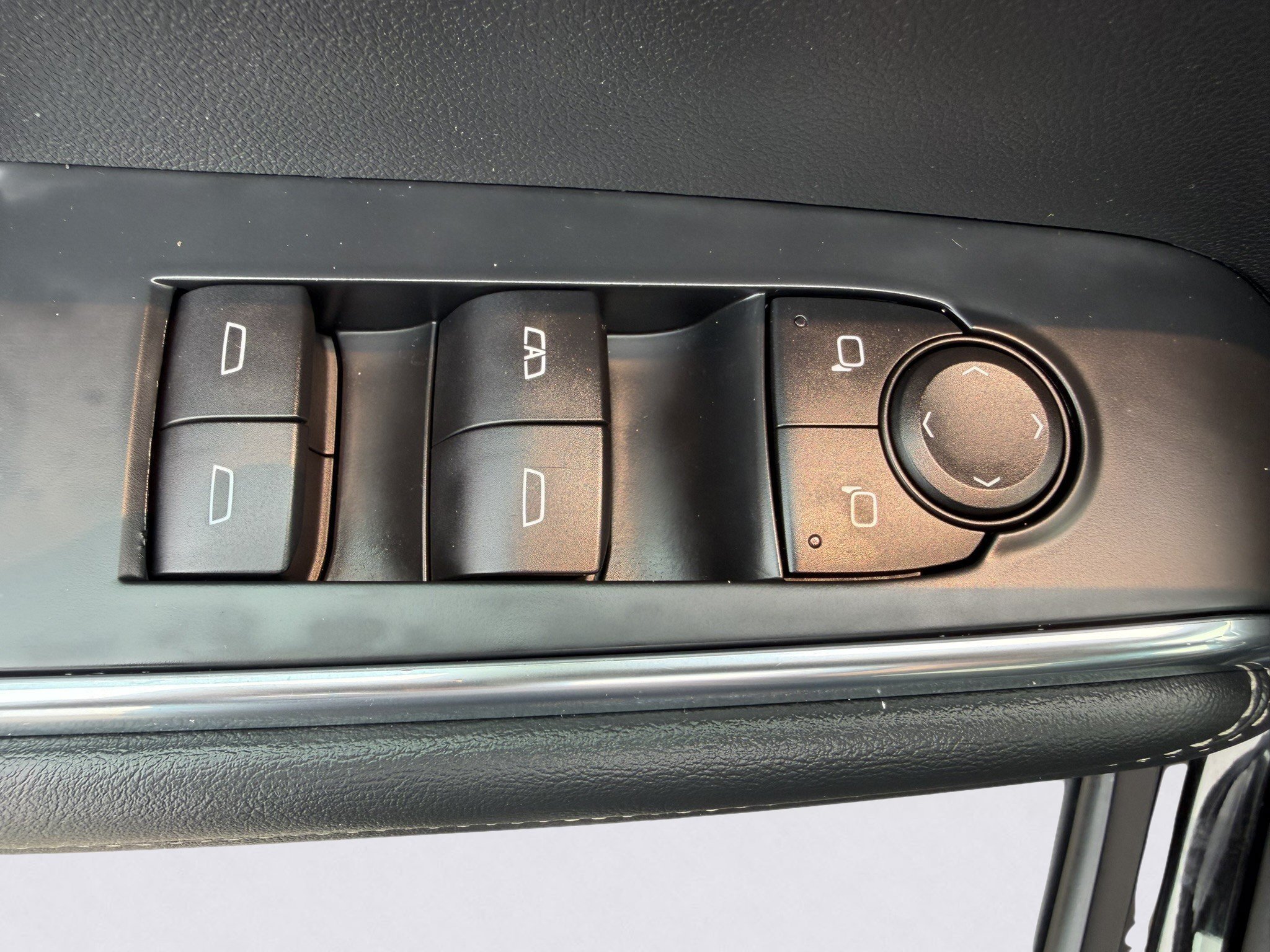 Used 2025 GMC Acadia Elevation AWD/4WD image 24