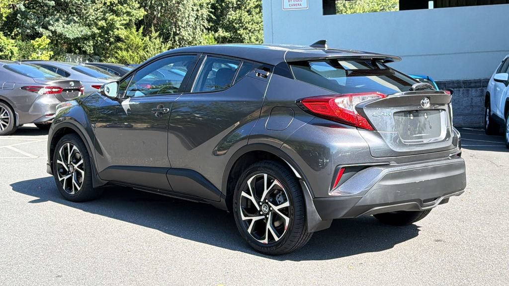 Used 2018 Toyota C-HR XLE FWD image 3