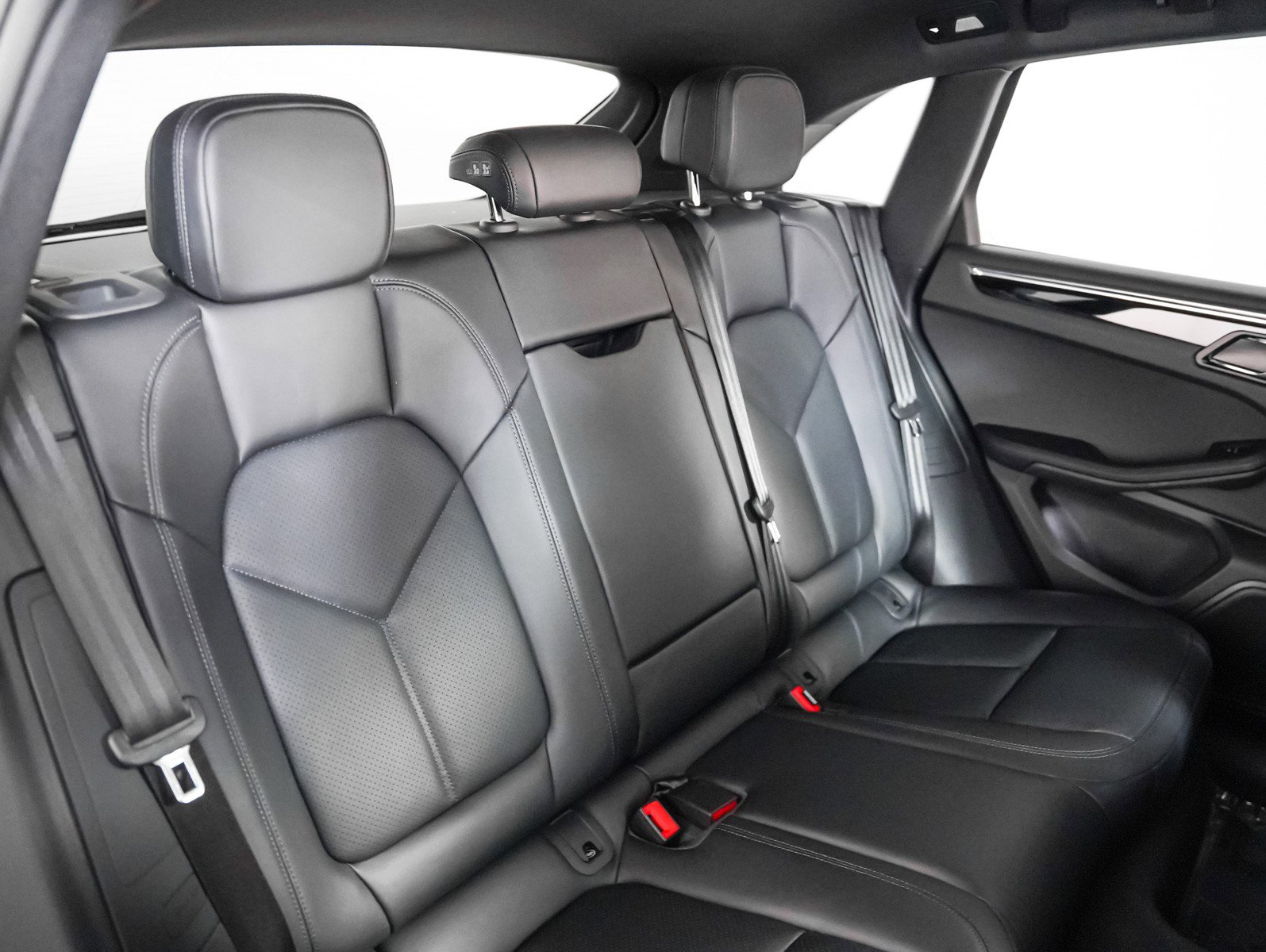 Certified 2025 Porsche Macan image 6