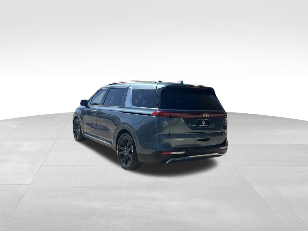 Used 2023 Kia Carnival SX Prestige image 3
