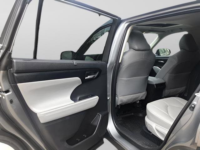Used 2026 Toyota Highlander XLE image 9