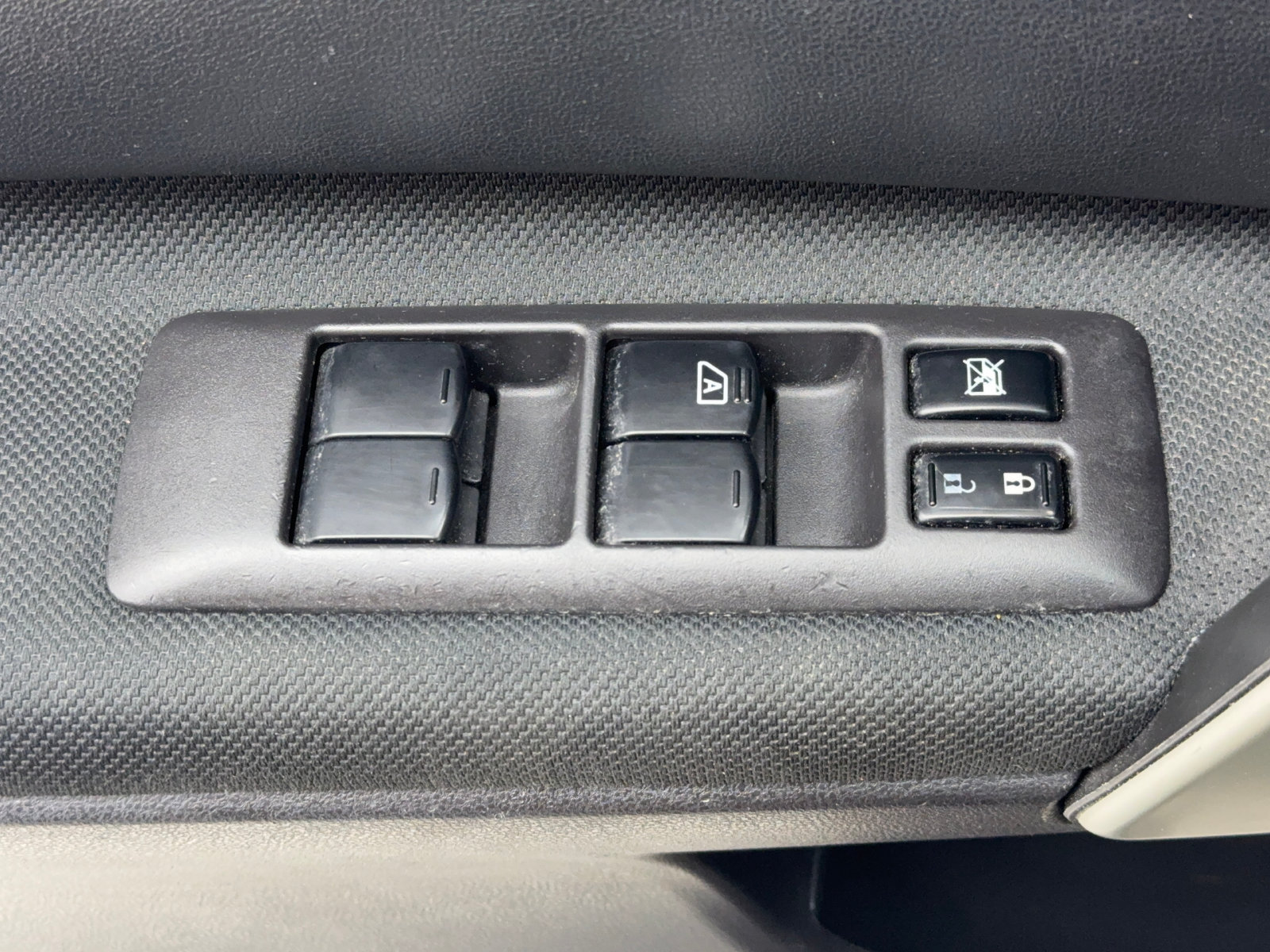 Used 2015 Nissan Rogue S FWD image 23