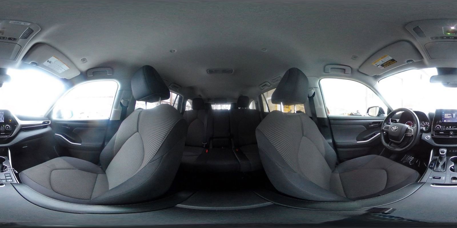 Used 2025 Toyota Highlander LE image 44