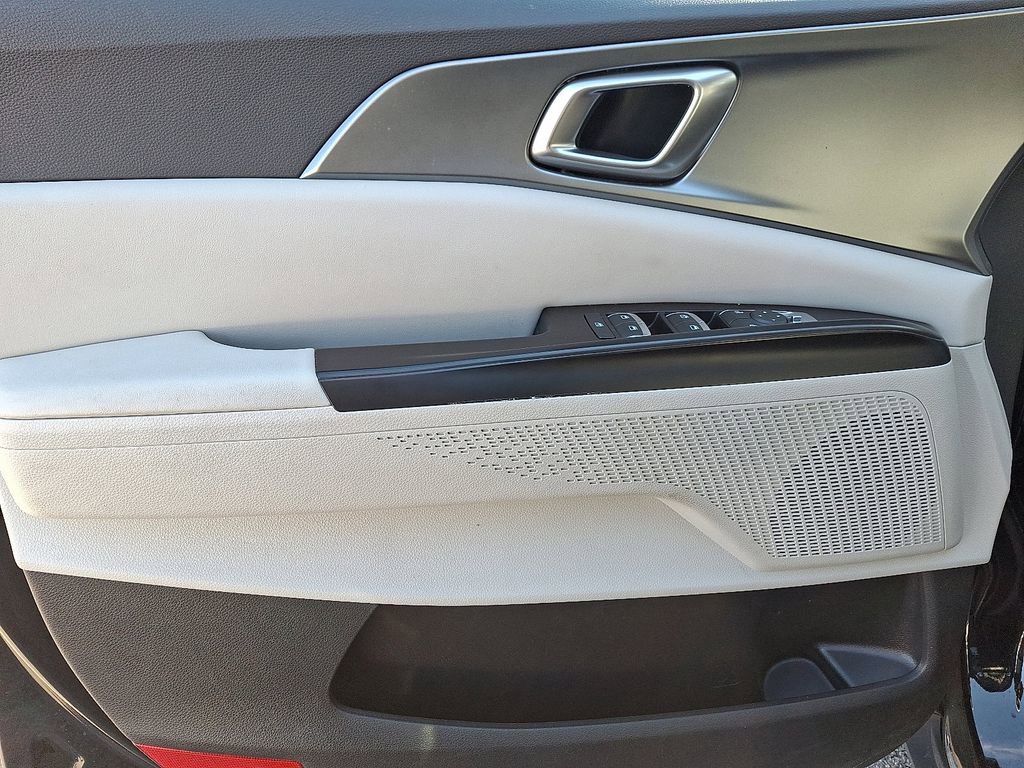 Used 2024 Kia Carnival LX image 13