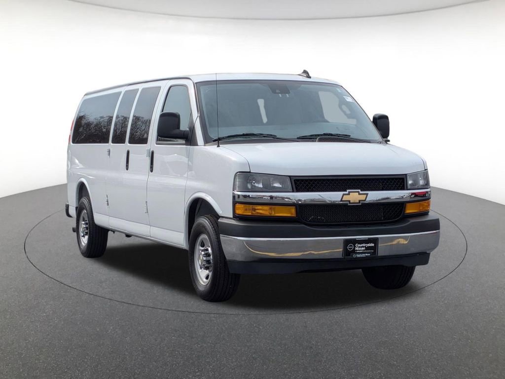 Used 2025 Chevrolet Express 3500 LT w/ LT Preferred Equipment Group RWD image 3