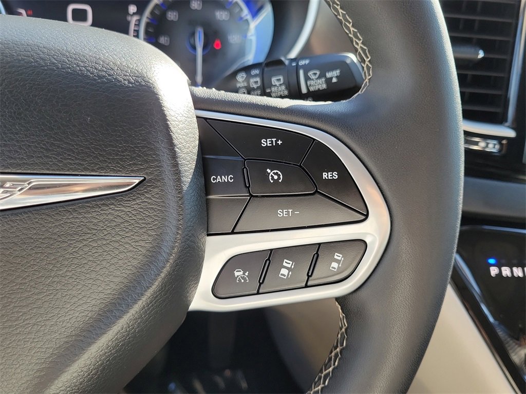 Used 2024 Chrysler Pacifica Touring-L image 6