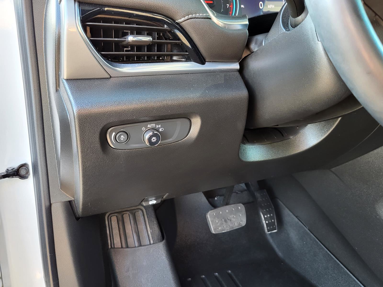 Used 2023 Chevrolet Traverse LT image 19