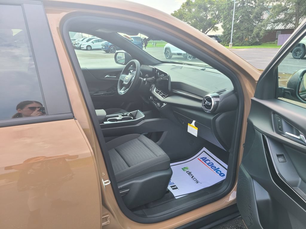 New 2027 Chevrolet Equinox LT FWD image 16