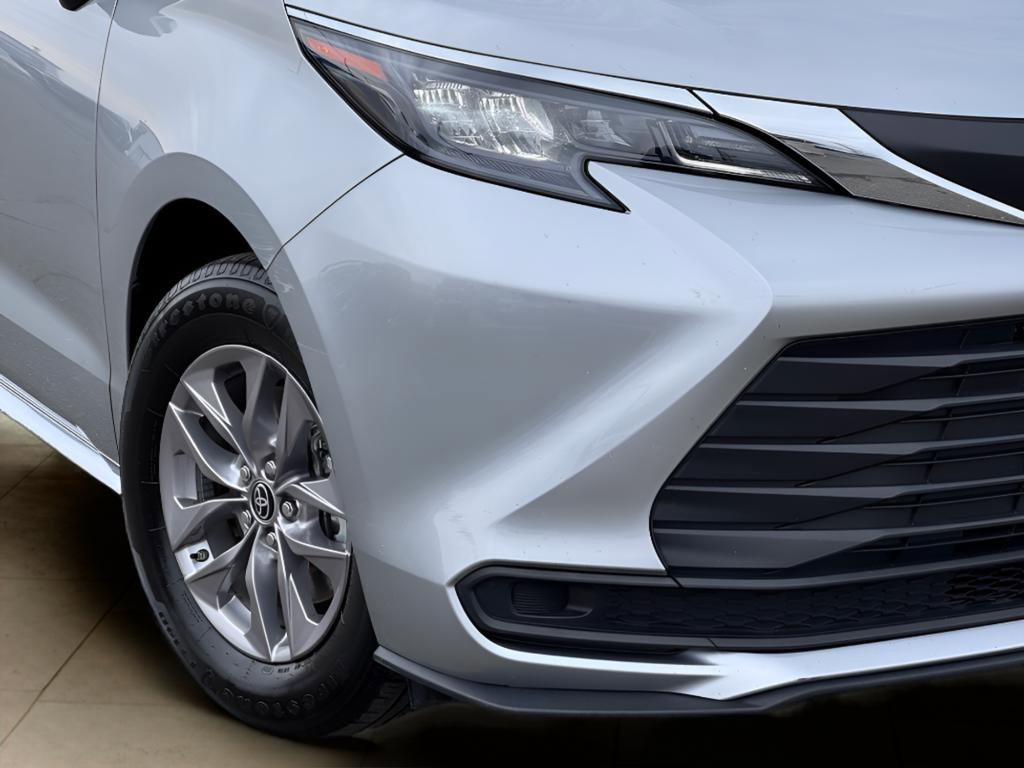 Used 2025 Toyota Sienna LE FWD image 45