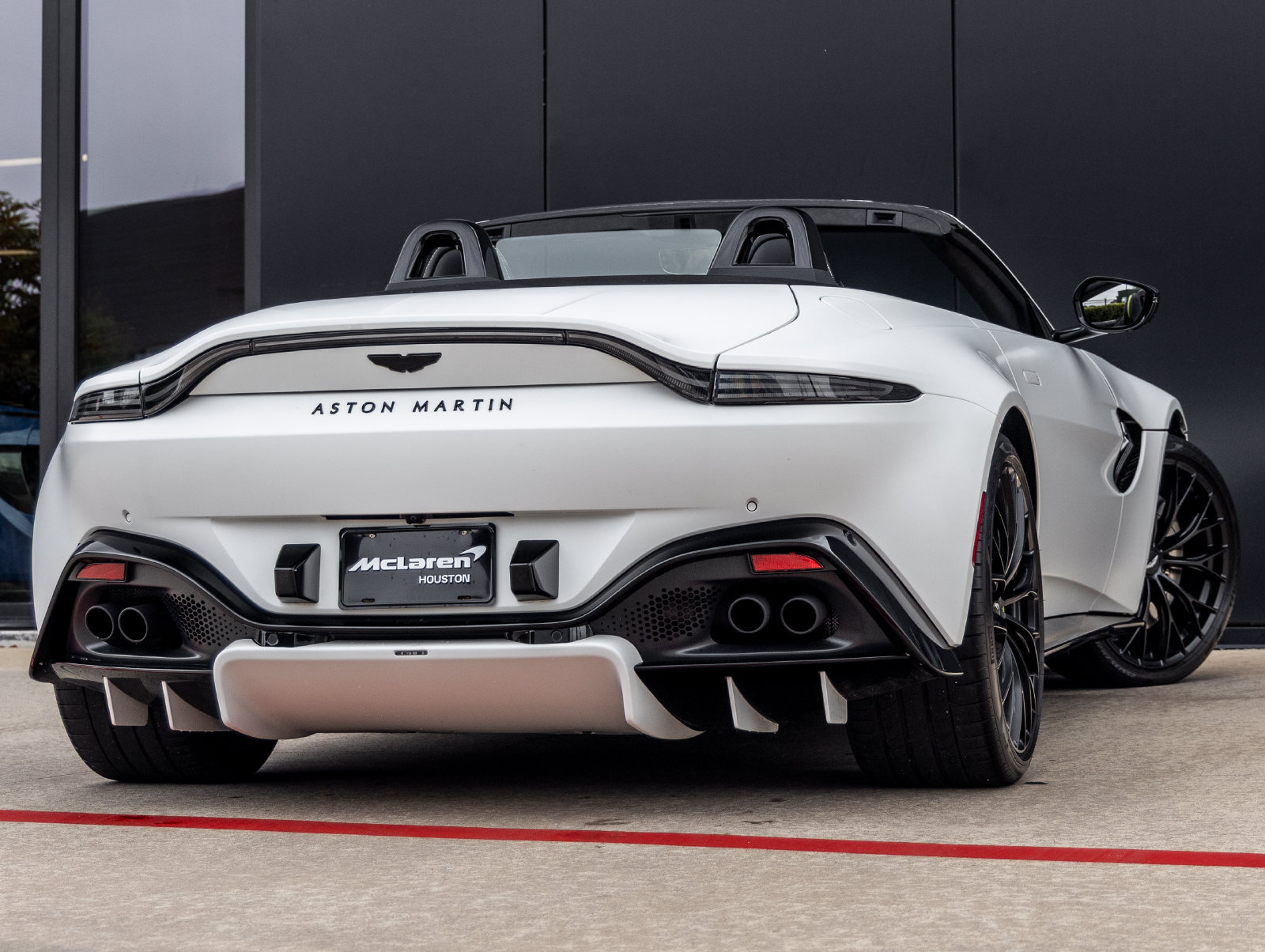 Used 2023 Aston Martin V8 Vantage Roadster RWD image 9