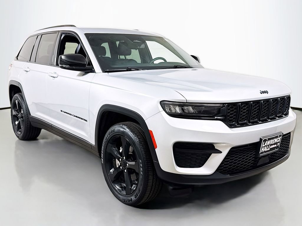 Used 2023 Jeep Grand Cherokee Altitude image 3