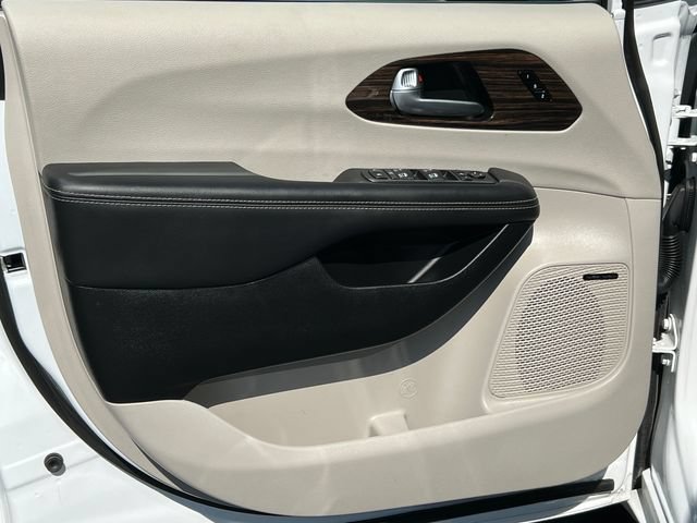 Used 2024 Chrysler Pacifica Limited w/ Uconnect Theater Family Group AWD/4WD image 18
