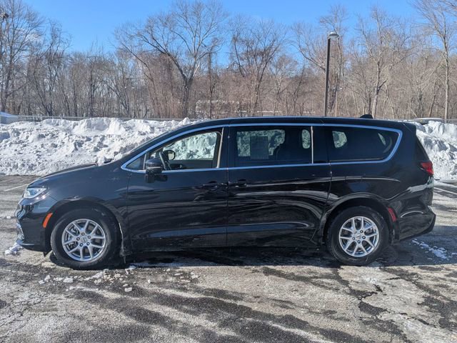 Used 2024 Chrysler Pacifica Touring-L image 9