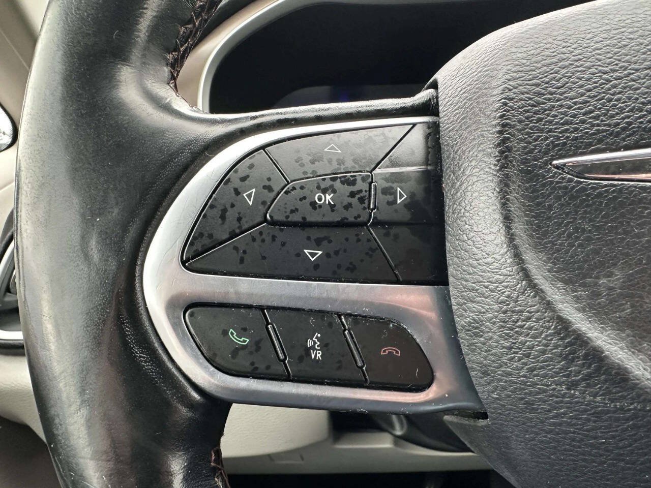 Used 2019 Chrysler Pacifica Touring-L FWD image 26