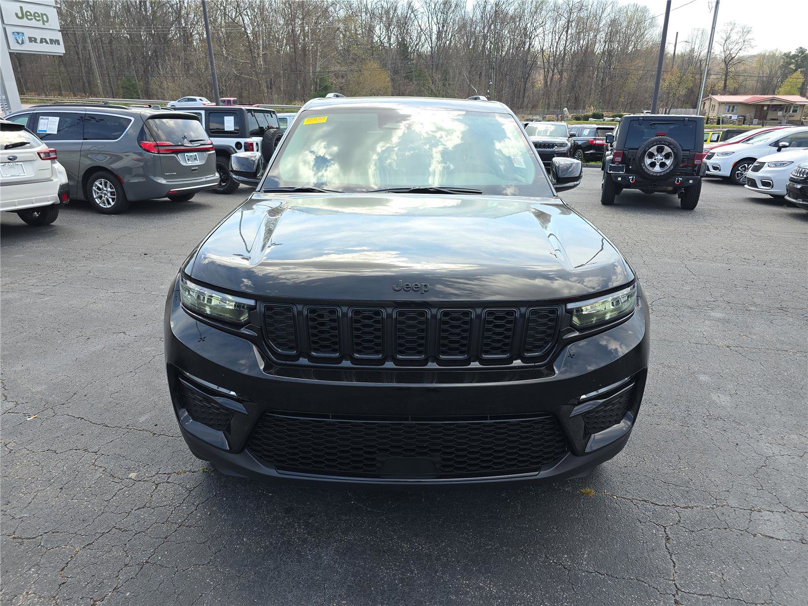 Used 2024 Jeep Grand Cherokee Limited w/ Black Appearance Package image 9