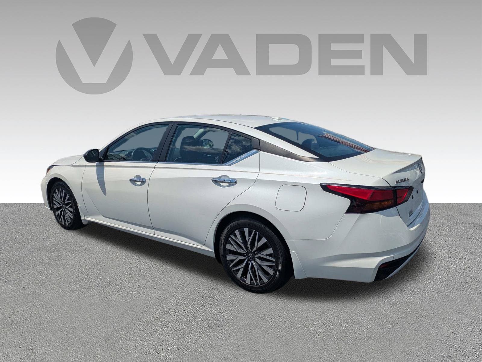 Used 2024 Nissan Altima 2.5 SV FWD image 26