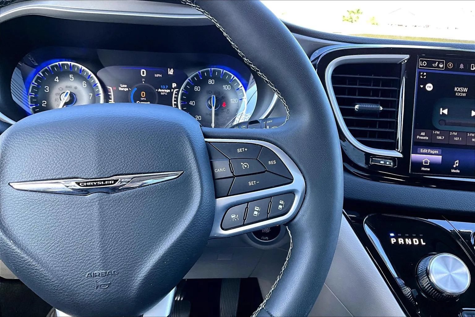 Used 2023 Chrysler Pacifica Touring-L FWD image 11
