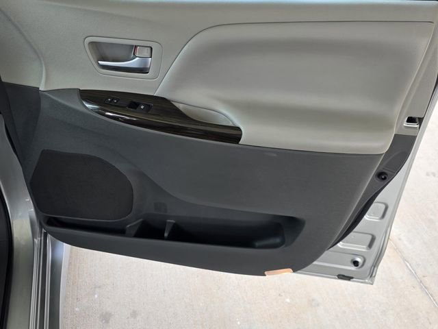Used 2020 Toyota Sienna XLE image 33
