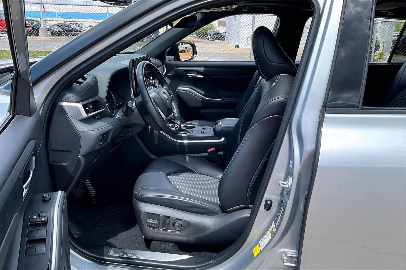 Used 2023 Toyota Highlander XSE FWD image 8