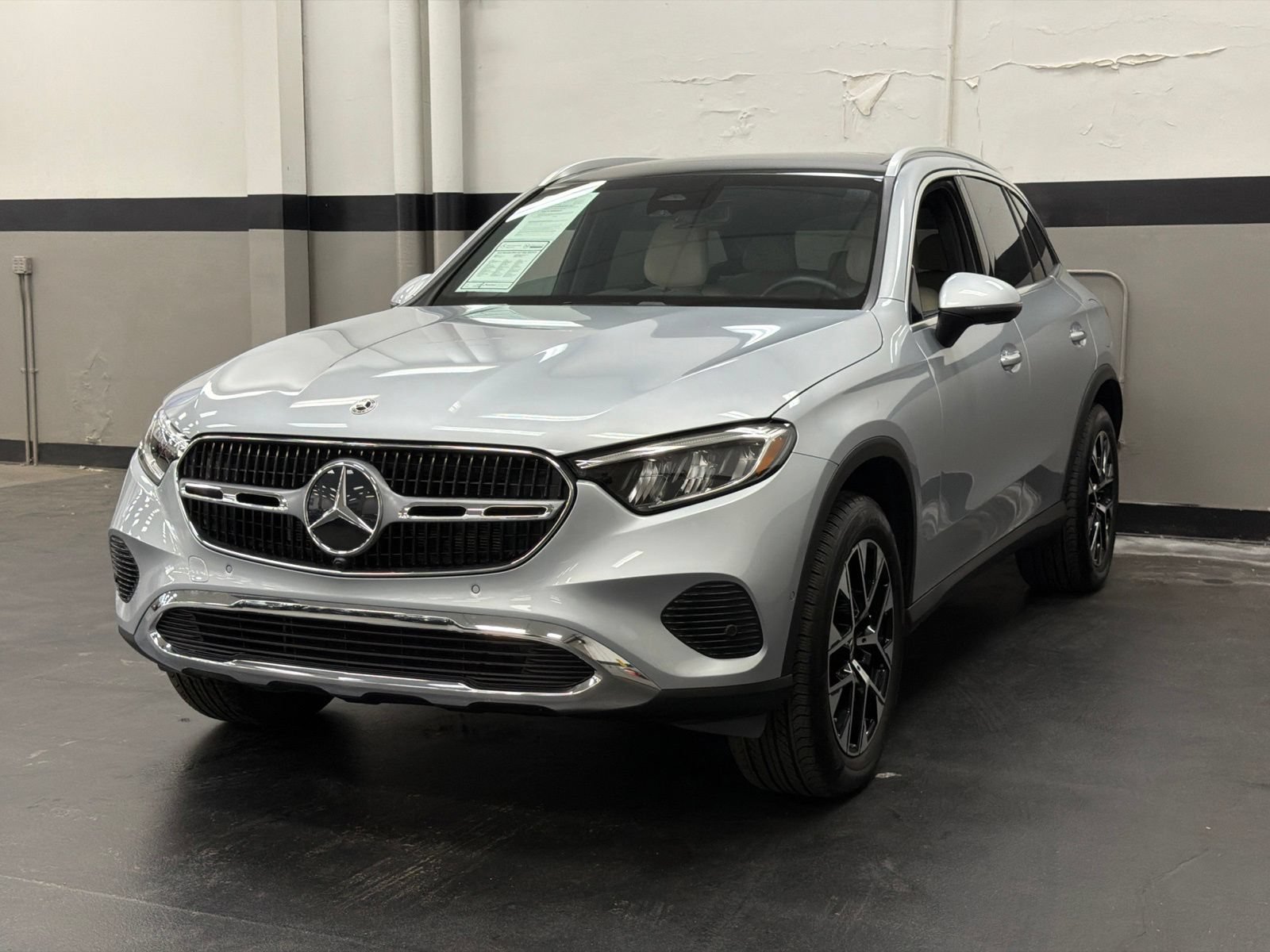 Used 2025 Mercedes-Benz GLC 350e 4MATIC image 5