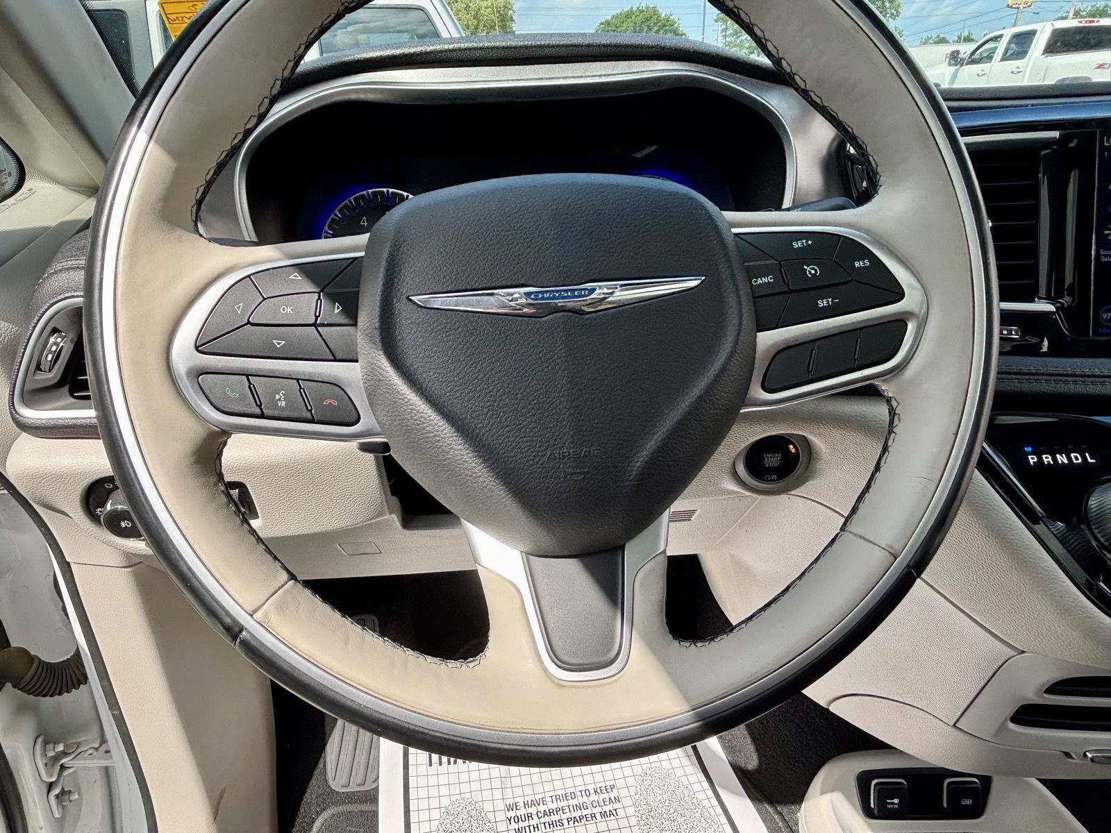 Used 2018 Chrysler Pacifica Limited FWD image 38