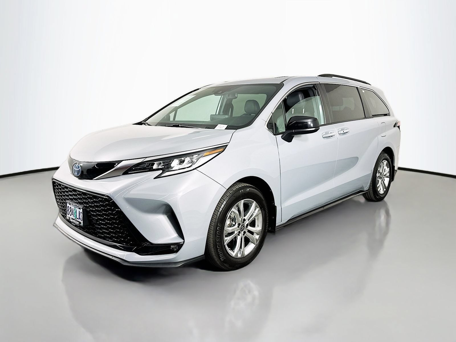 Certified 2023 Toyota Sienna XSE w/ XSE Plus Package AWD/4WD image 3