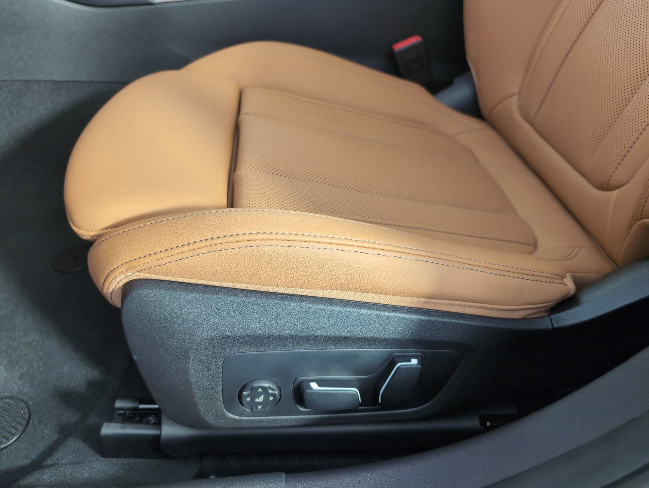 Used 2025 BMW 330i Sedan w/ Convenience Package image 11